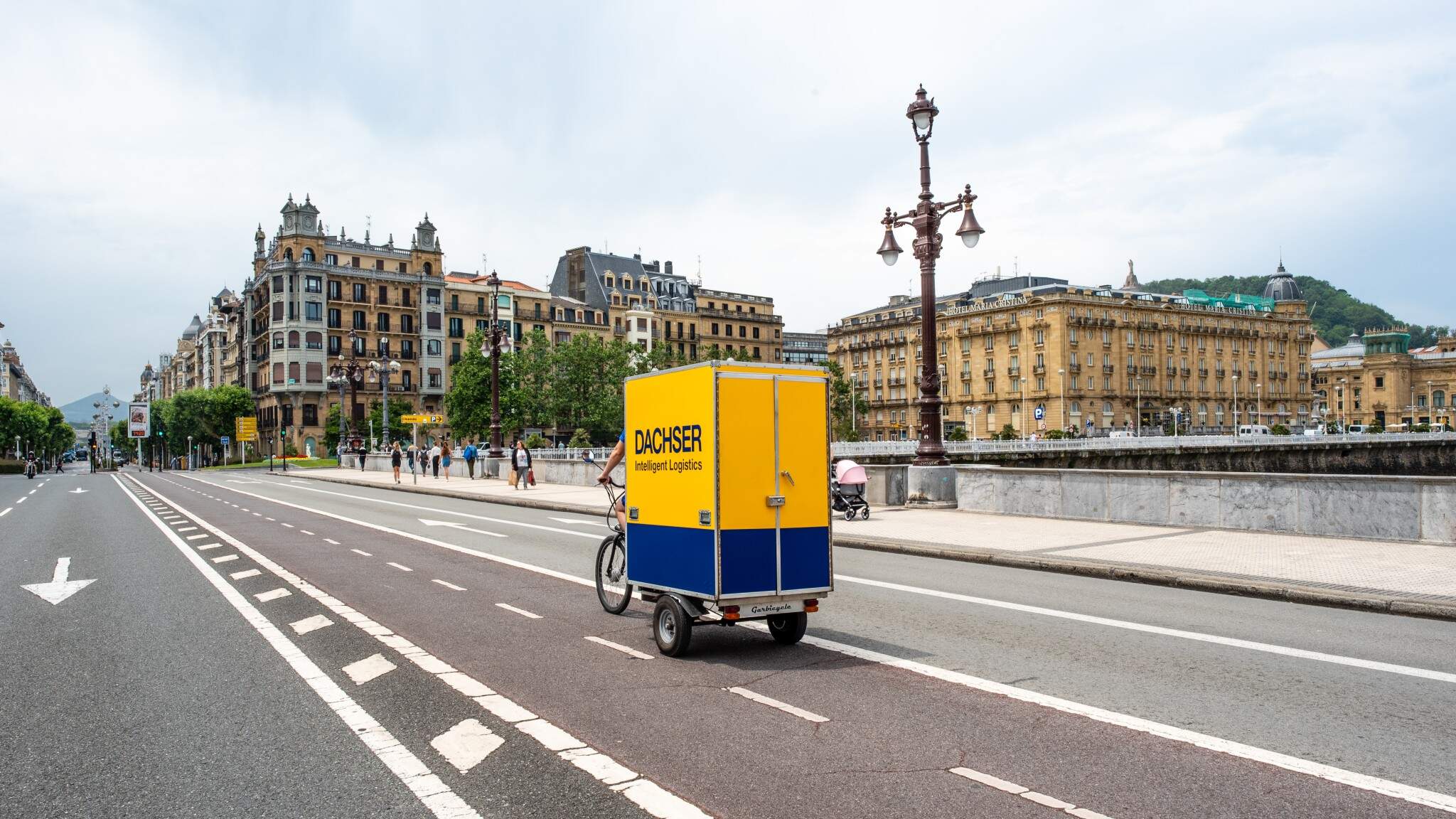 Con esta ampliación de la flota de bicicletas eléctricas, DACHSER refuerza su compromiso con la distribución respetuosa del medioambiente en la ciudad de San Sebastián